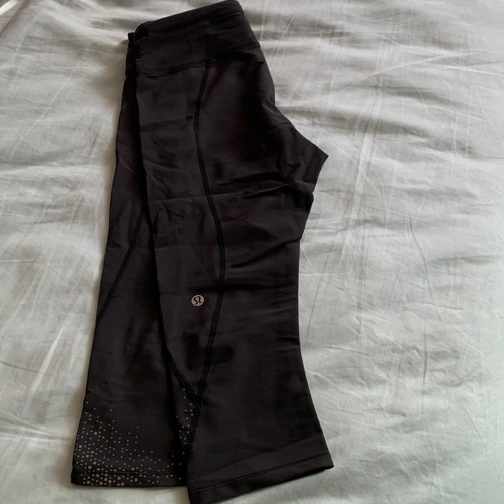 Lululemon black tights size 6 (may fit size 4)